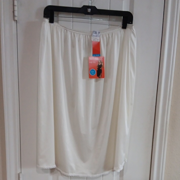 Vassarette Women's Cream Slip - Picture 1 of 4